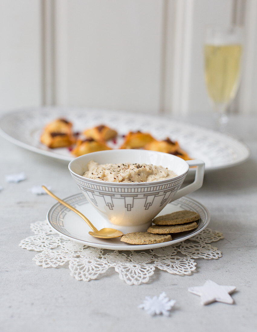 Hummus mit Crackers & Merguez-Täschchen