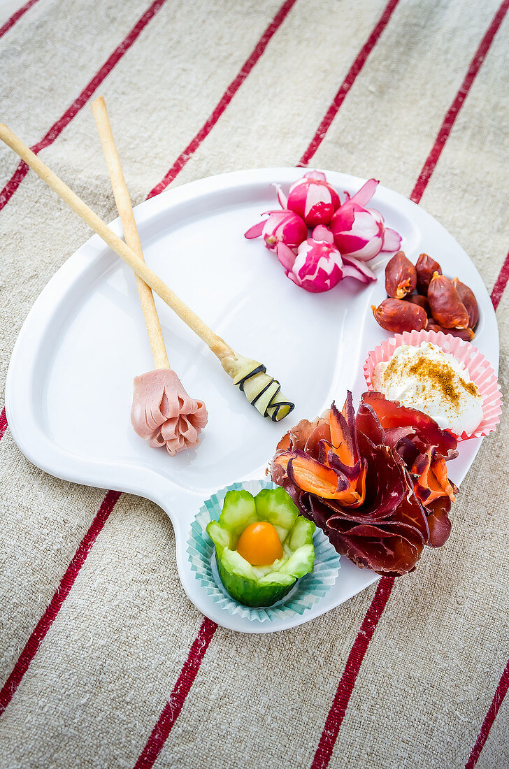 Malerpalette mit Radieschen, Chorizo, Käsemousse, Bresaola und Gemüse