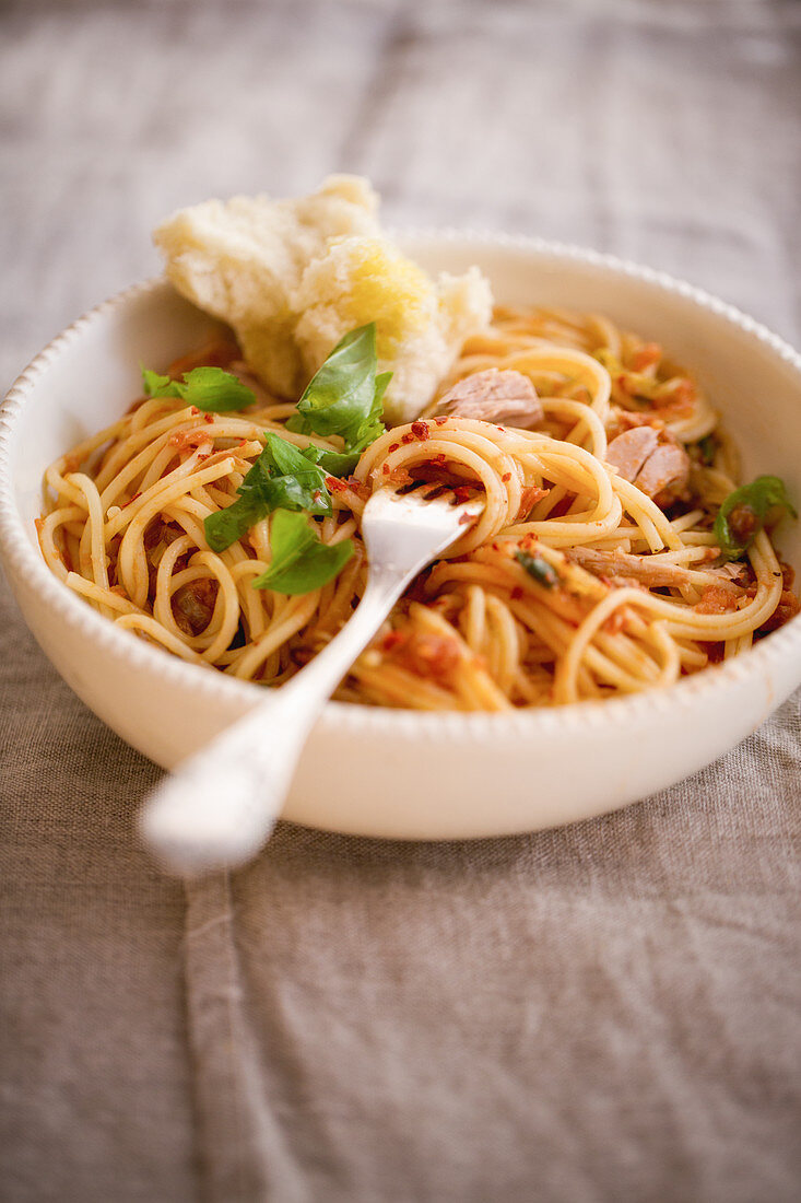 Spaghetti al tonno (pasta with tuna fish and tomatoes, Italy)