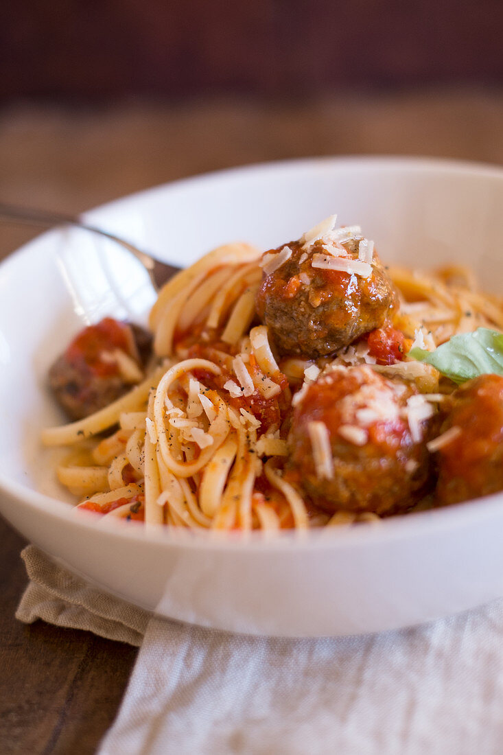 Linguine mit Fleischbällchen in Tomatensauce