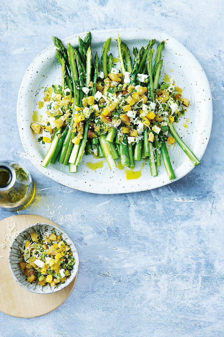 Grüner Spargel mit Weißbrot-Polonaise