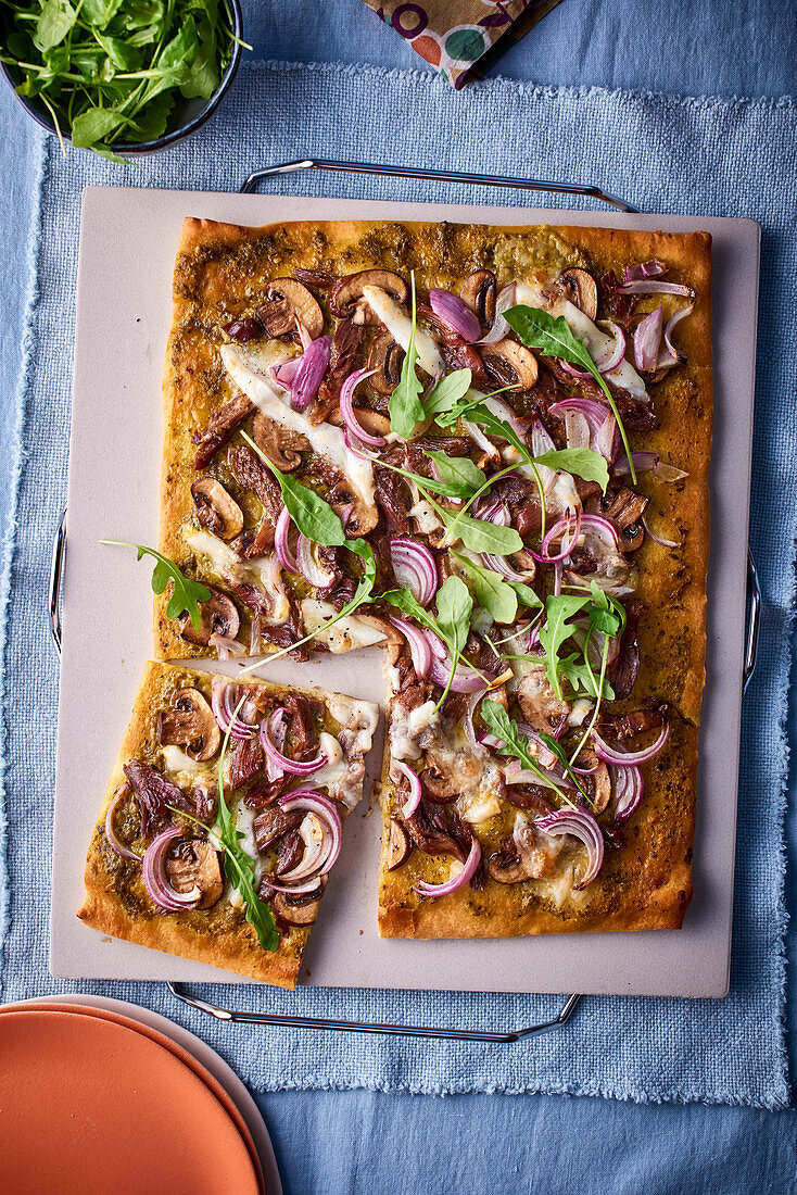 Pizza with duck confit, red onions and rocket