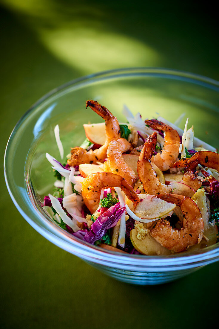 Prawn salad with cabbage and apple