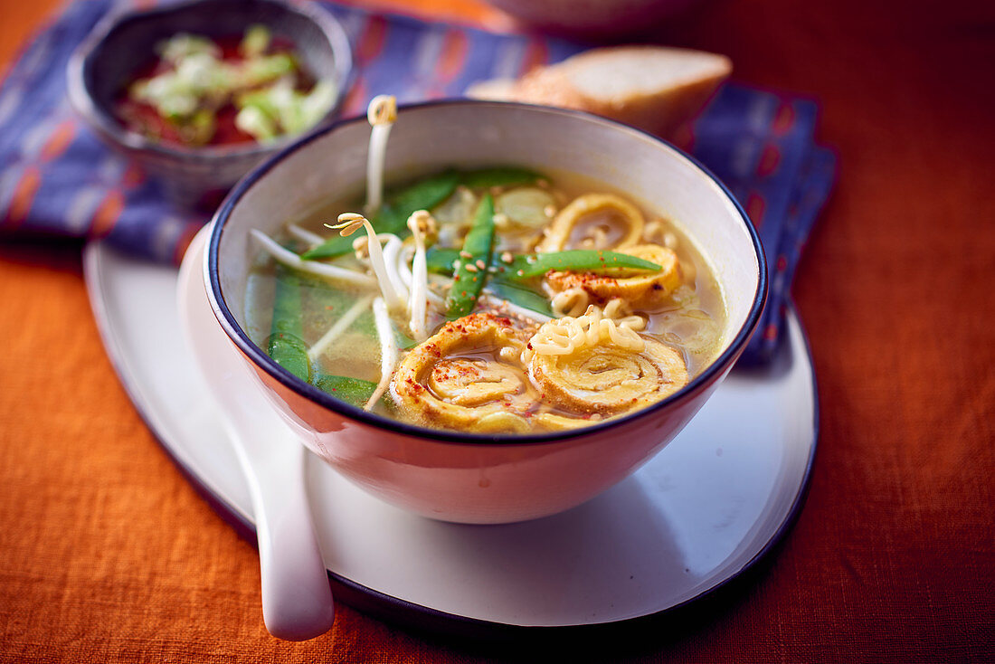 Suppe mit Pfannkuchenstreifen und Sprossen (China)