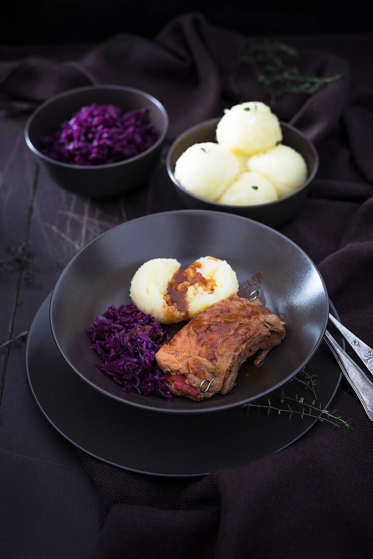 Gefülltes veganes Sojasteak mit Klössen, Rotkohl und Waldpilzsauce