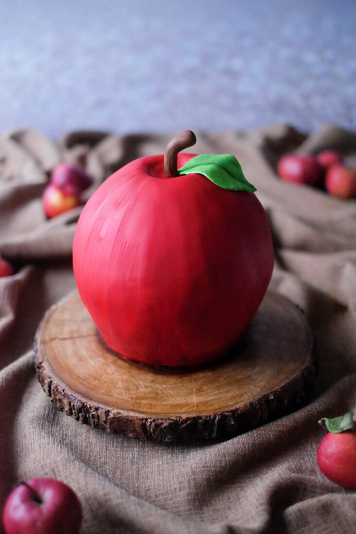 3D-Apfeltorte mit Karamellbuttercreme auf Baumscheibe