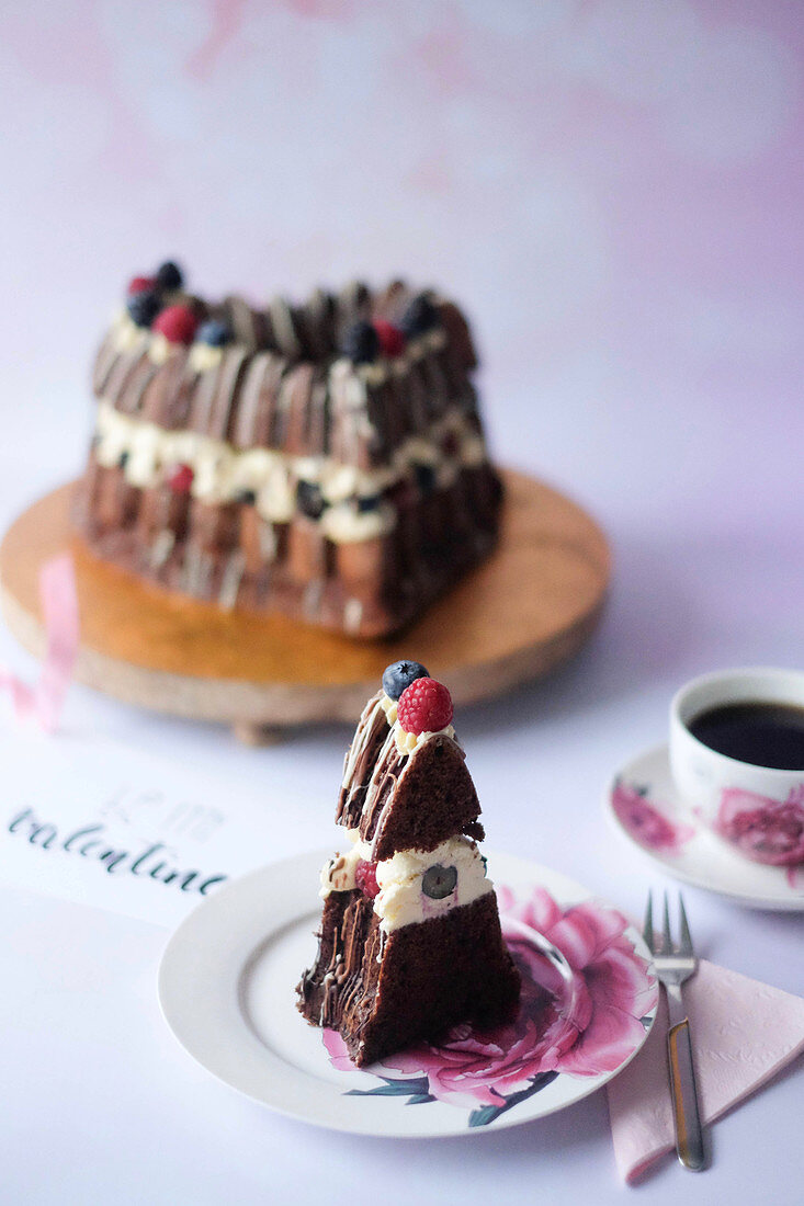 Schokoladen-Herzkuchen mit Vanillecreme und Beeren zum Valentinstag