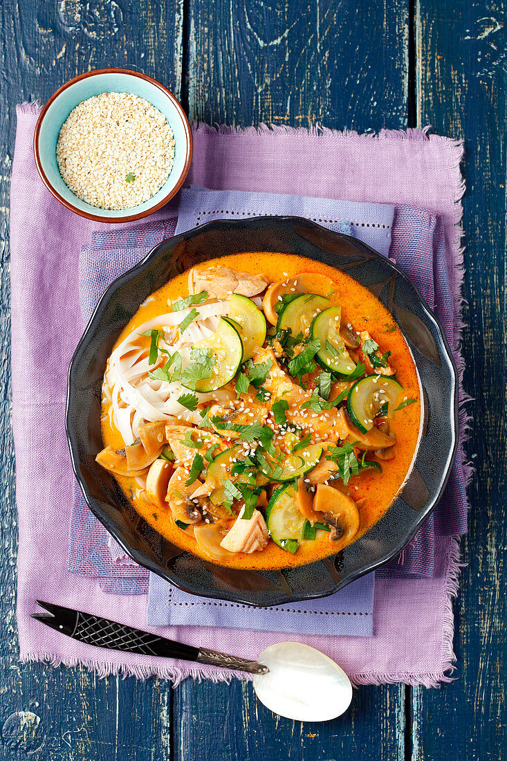 Rotes Curry mit Lachs, Zucchini und Pilzen (Asien)