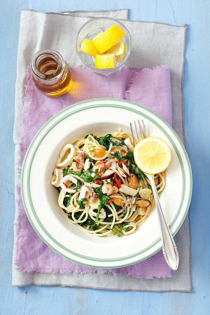 Spaghetti mit Meeresfrüchten, Rucola und Chili