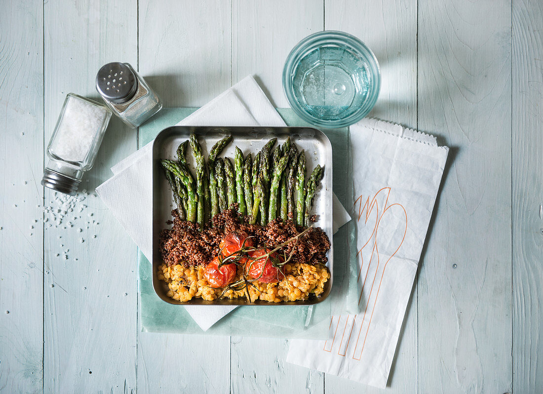 Green asparagus with red quinoa, lentils and baked tomatoes