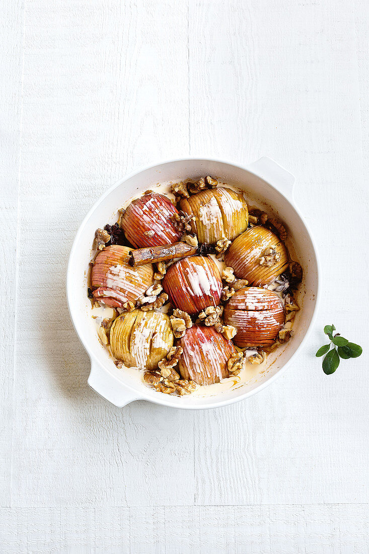 Baked Hasselback apples with walnuts