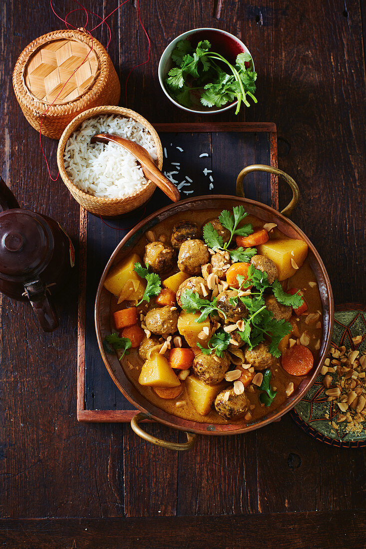 Massaman-Curry mit Fleischbällchen