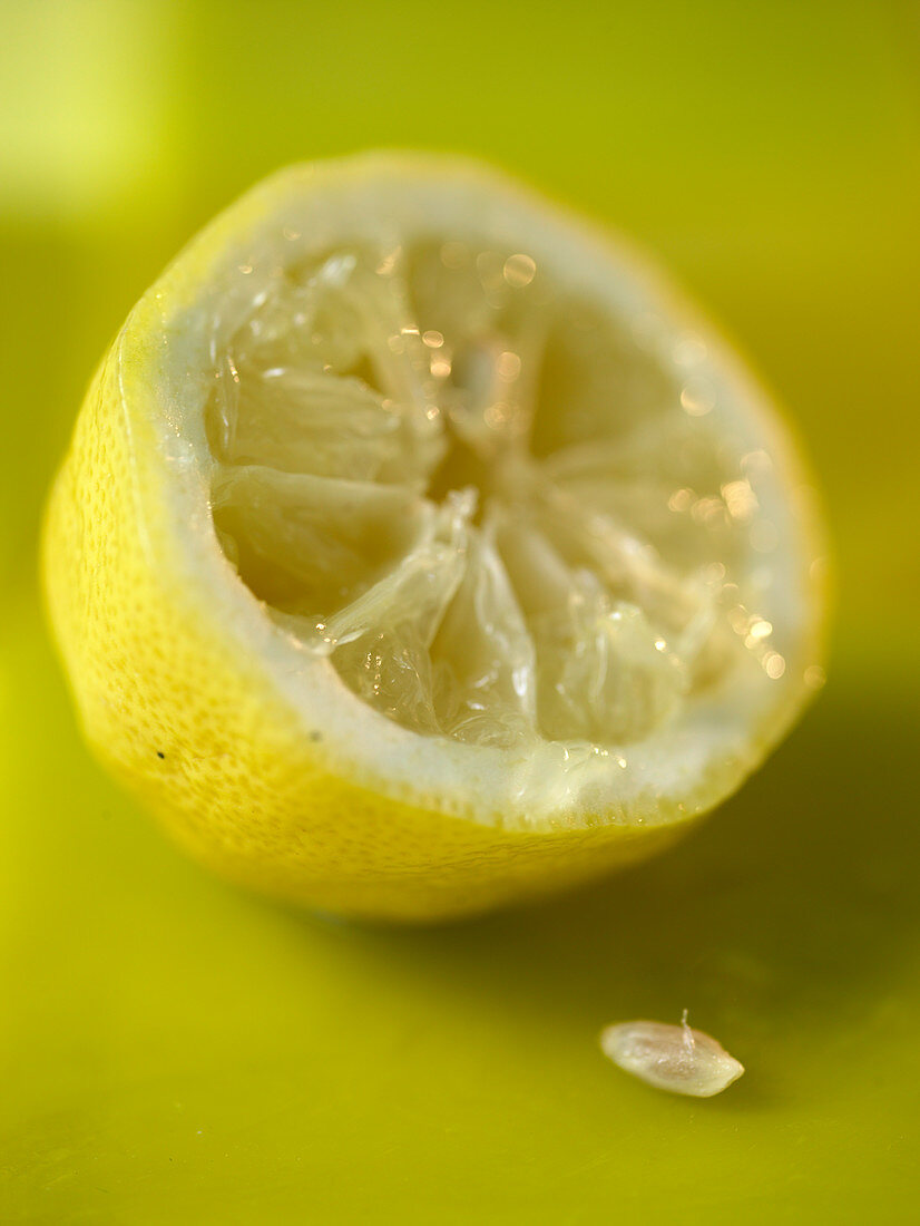 Teilweise ausgepresste Zitronenhälfte (Nahaufnahme)