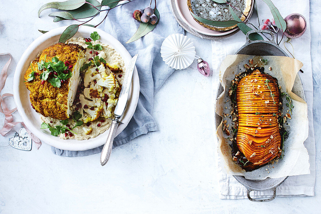 Blumenkohl mit Gewürzkruste und Hasselback-Kürbis