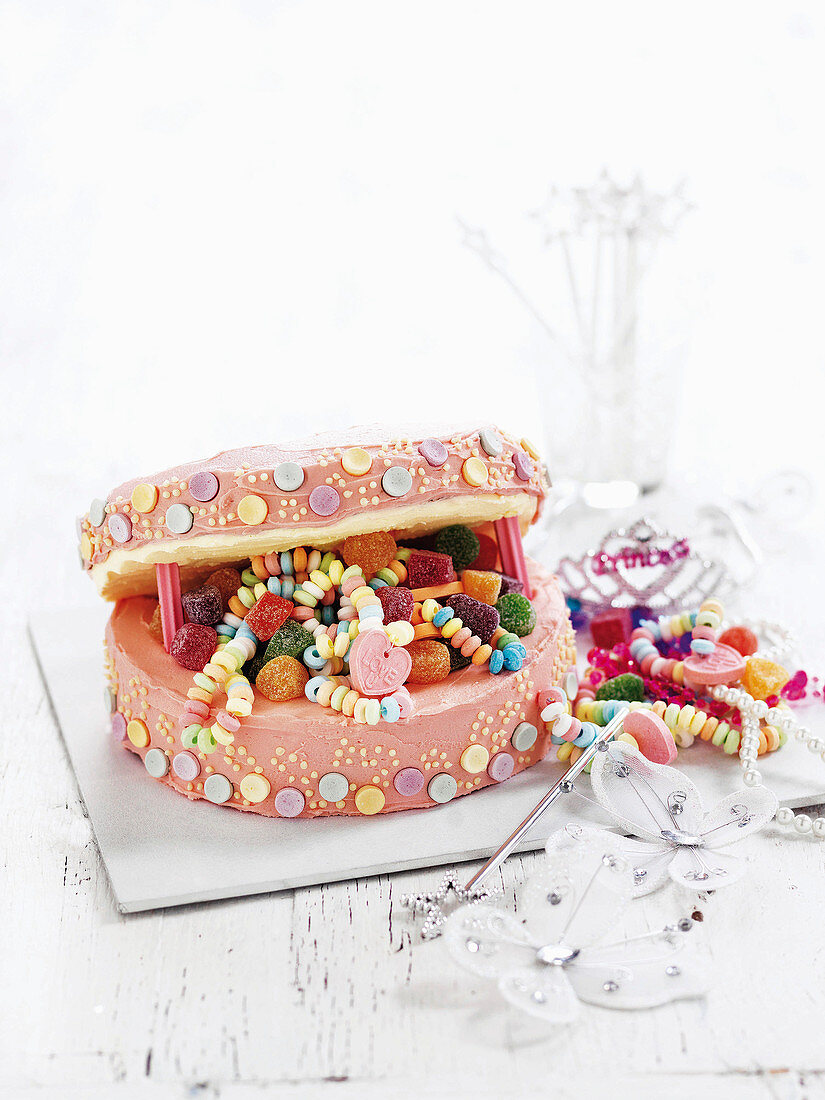 Child's cake: Jewellery box cake