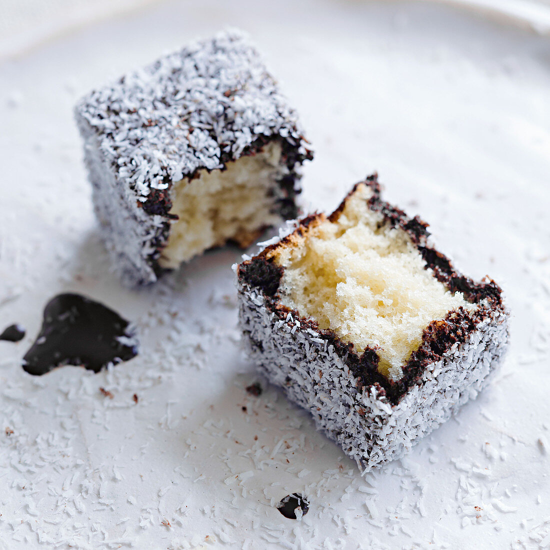 Leichte Lamingtons (Kokosgebäck, Australien) mit dunkler Schokolade