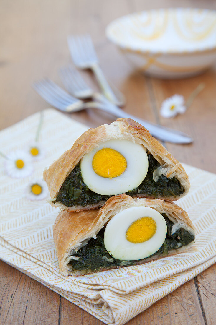 Zwei Stücke Oster-Strudel mit Spinat und Ei