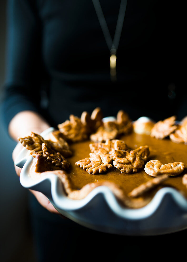 Pumpkin Pie verziert mit Teigblättern