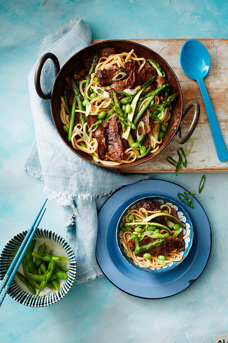 Stir Fry mit Rindfleisch, Edamame und Udon-Nudeln (Japan)