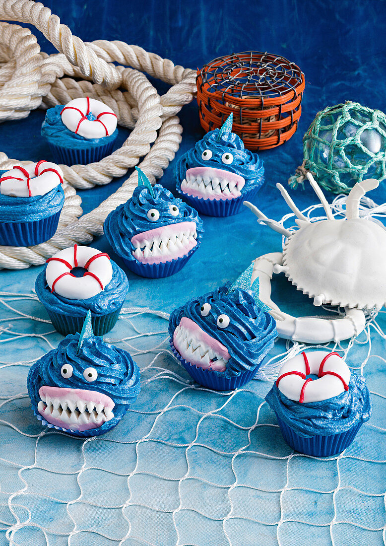 Blaue Hai-Cupcakes und Rettungsring-Cupcakes