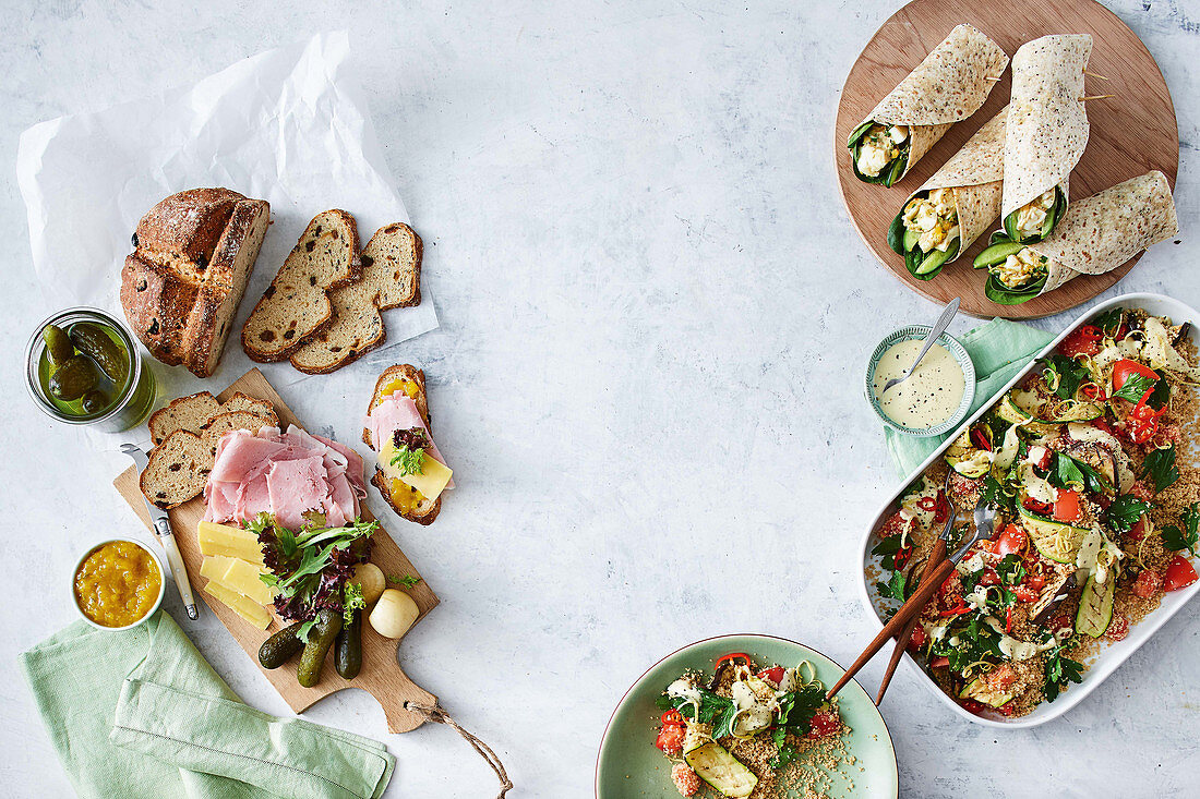 Ploughmans Lunch mit Sodabrot, Dukkah-Ei-Wraps und gegrillter Gemüsesalat mit Tahini Dressing