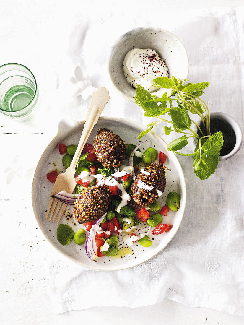 Lamm-Kibbeh mit Minze und Saubohnensalat