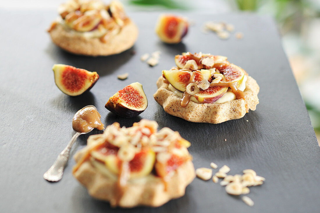Fig and hazelnut tartlets with vanilla cream and date-caramel (vegan)