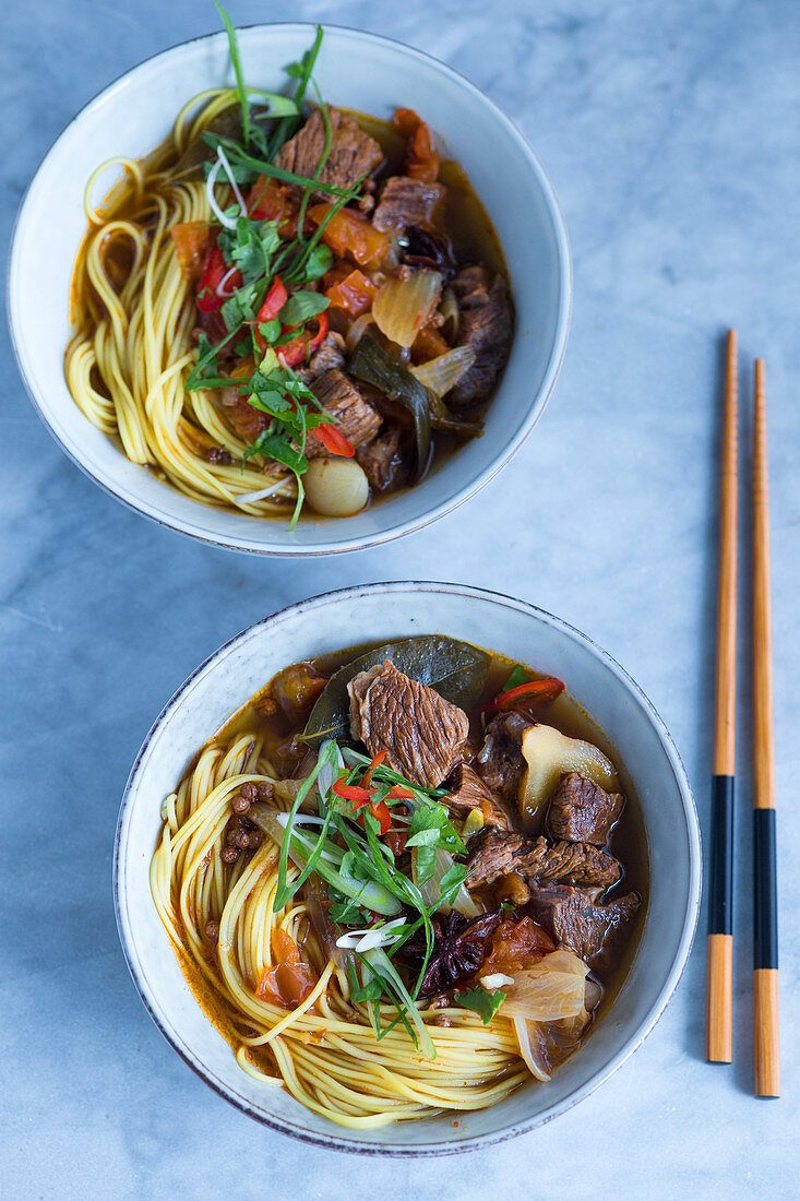 Asiatische Nudelsuppe mit Rind und Gemüse