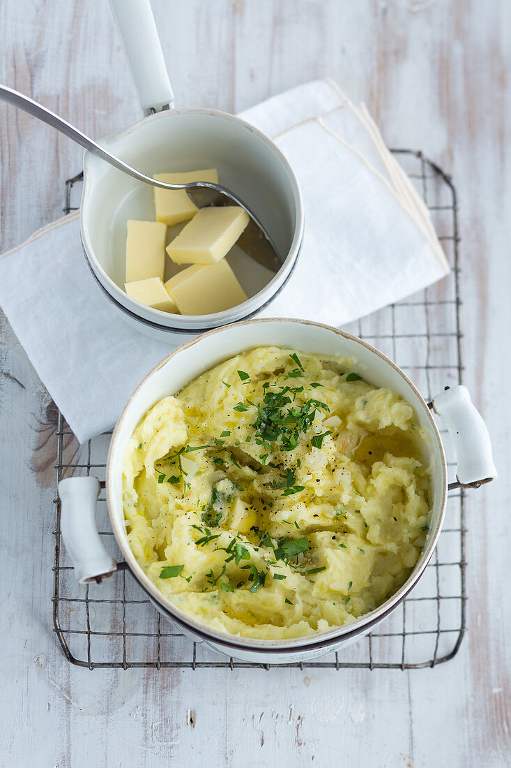 Hausgemachtes Kartoffelpüree mit Butter in Topf