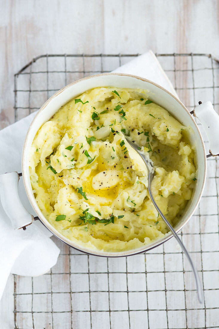 Hausgemachtes Kartoffelpüree mit Butter in Topf