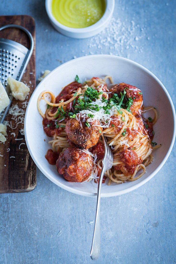 Spaghetti mit Fleischbällchen in Teller