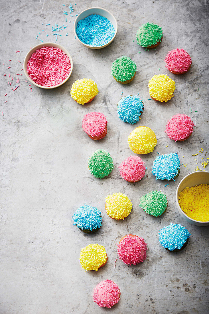 Donut Kugeln mit bunter Zuckerglasur