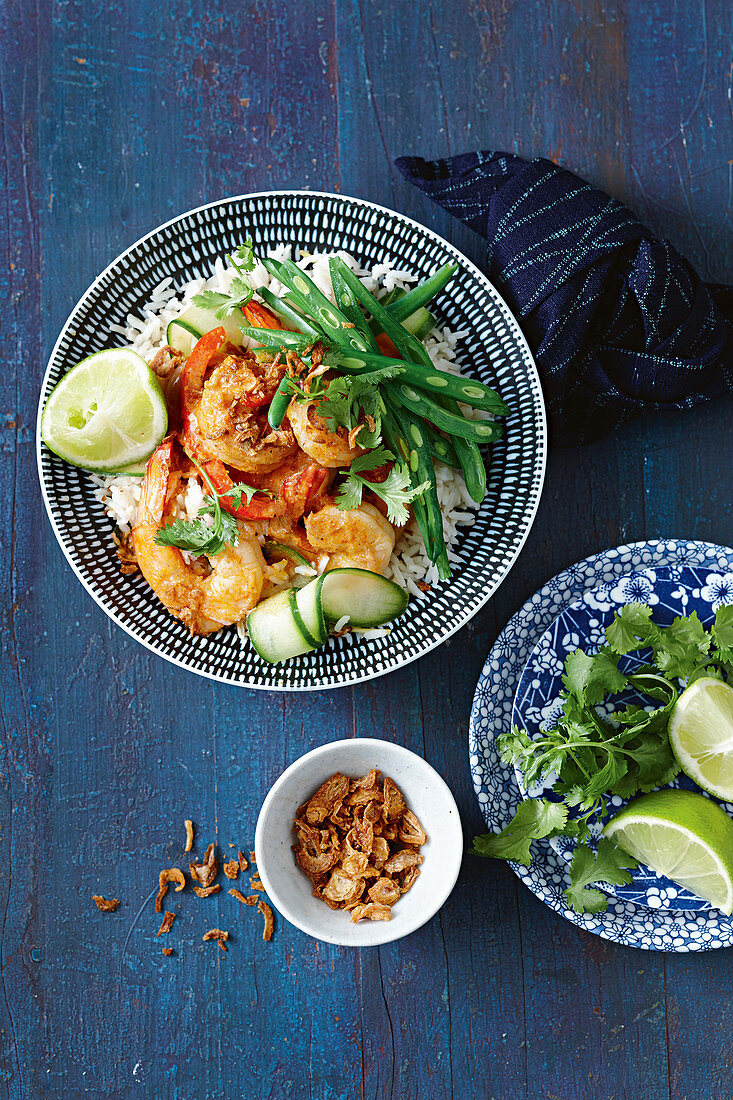Thailändische Rotcurry-Garnelen mit Gurke und Reissalat