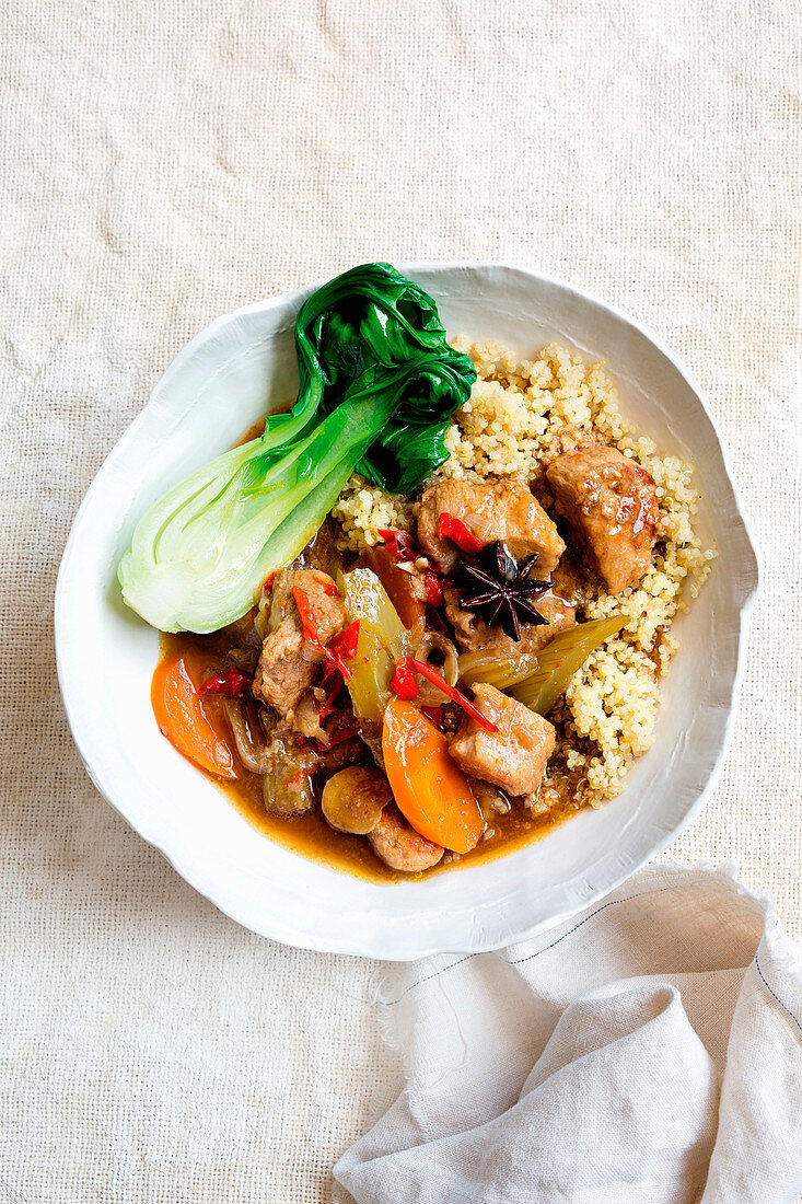 Geschmortes Schweinefleisch mit Chili, Sternanis und Ingwer auf Quinoa