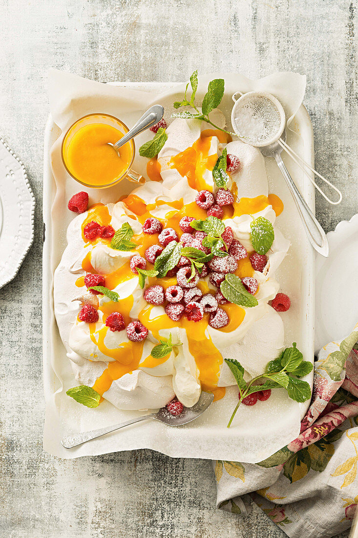 Mango Melba Pavlova auf Tablett