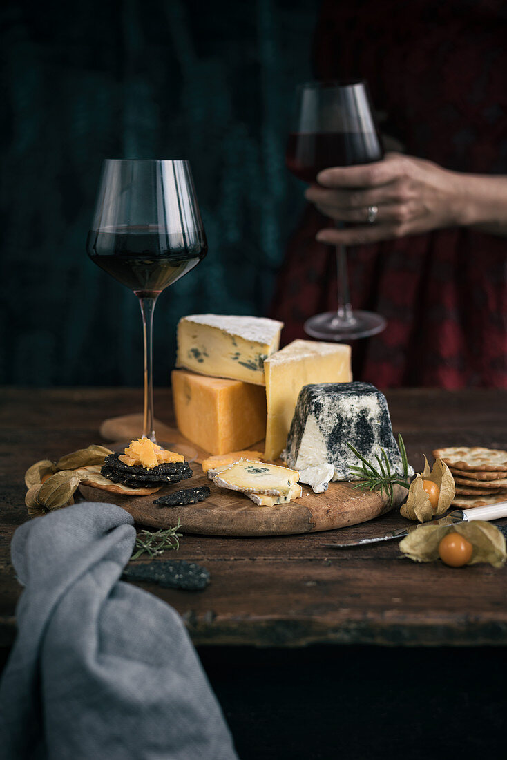A cheese plate with red wine (Rioja Reserva)