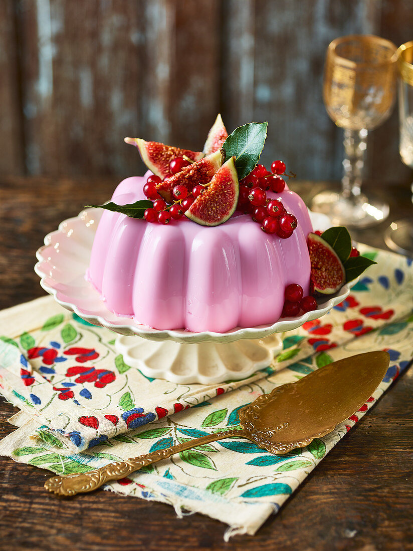 Pudding with fresh figs and redcurrants