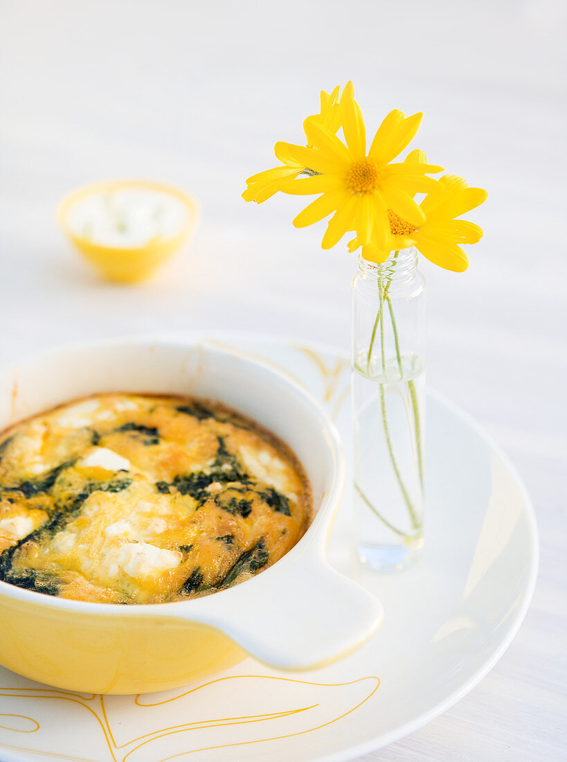 Frittata mit Spinat und Feta in Auflaufform