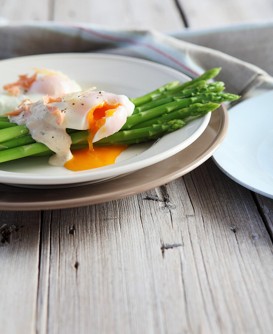 Asparagus with poached eggs and salsa verde