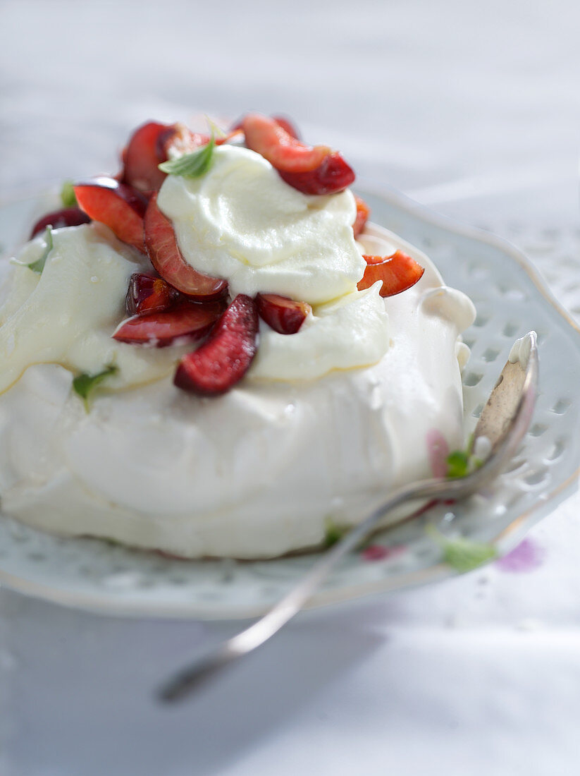 Pavlova mit Kirschen und Sahne