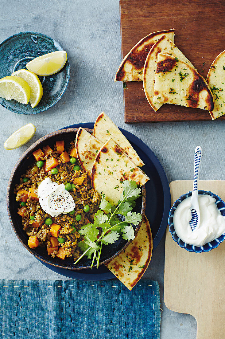 Rindfleisch-Süsskartoffel-Bowl mit Fladenbrot