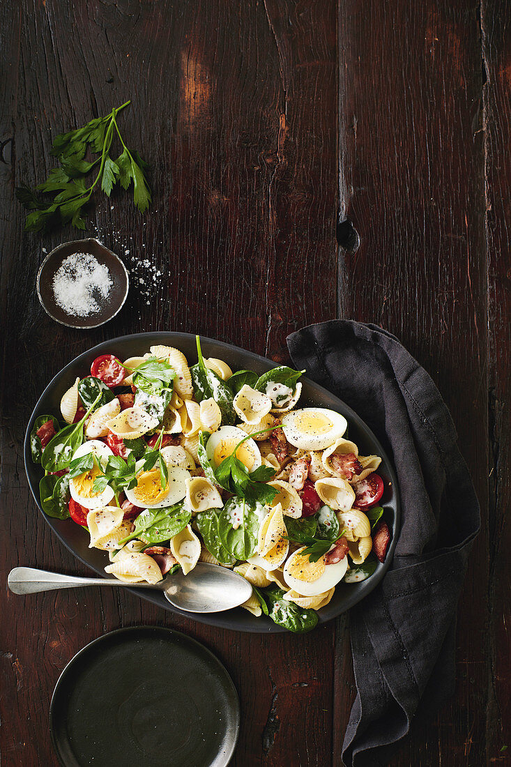 Bacon, egg and spinach shell pasta salad