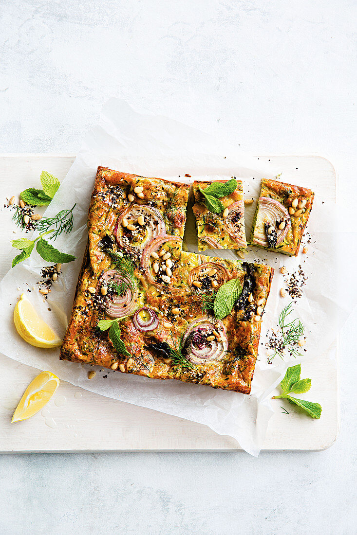 Pikanter Blechkuchen mit Zucchini und Halloumi (Türkei)