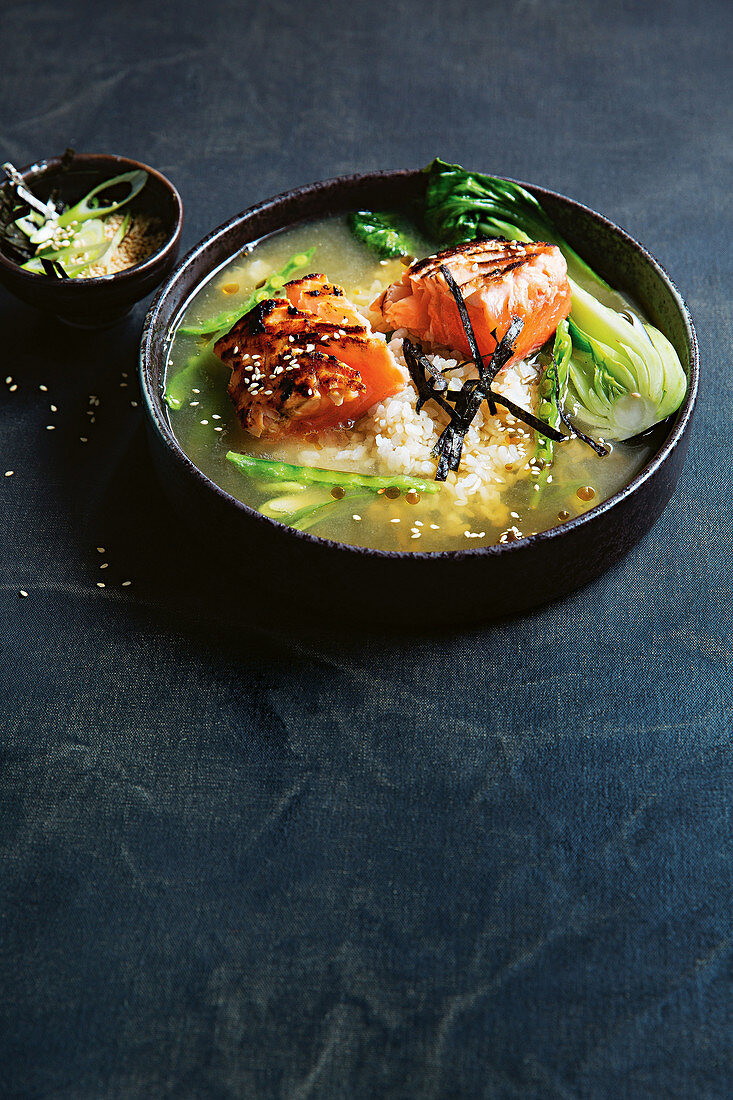 Bowl mit Grüntee, Reis, Lachs und Gemüse (Asien)