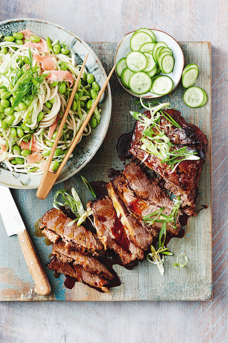 Langsam gegartes Teriyaki-Rindfleisch mit Udonnudelsalat (Asien)