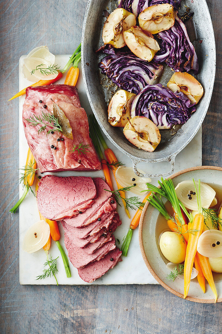 In Cidre geschmortes Corned Beef mit Apfelrotkohl