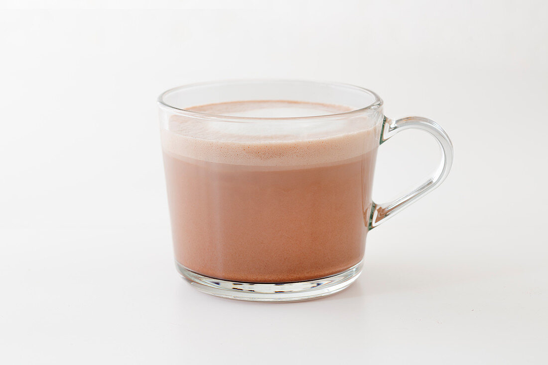 Gamsmilch mit Kakao, Tee und Rum im Glas