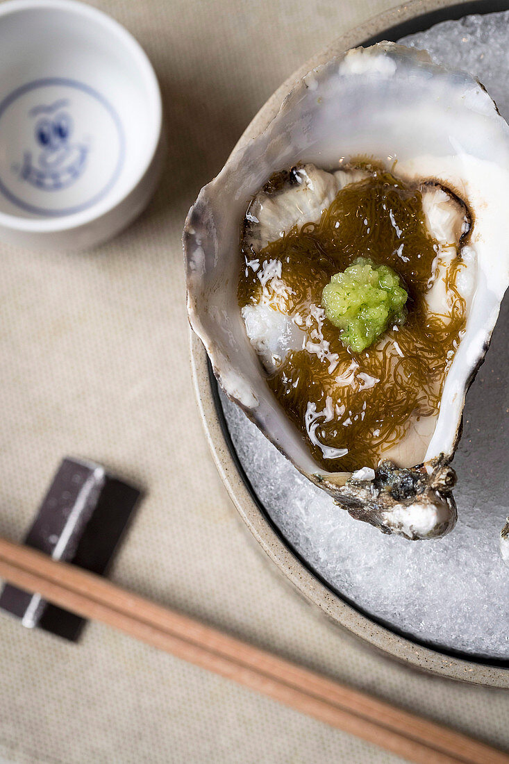 Auster mit rotem Shiso-Essig und Wasabi (Asien)