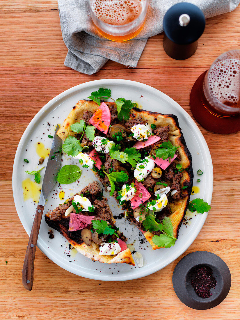 Türkisches Fladenbrot mit Rindfleisch und Joghurt