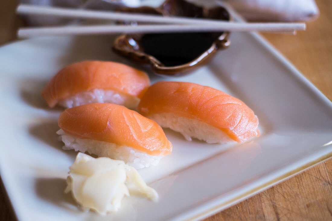 Nigiri-Sushi mit Lachs, Ingwer und Sojasauce